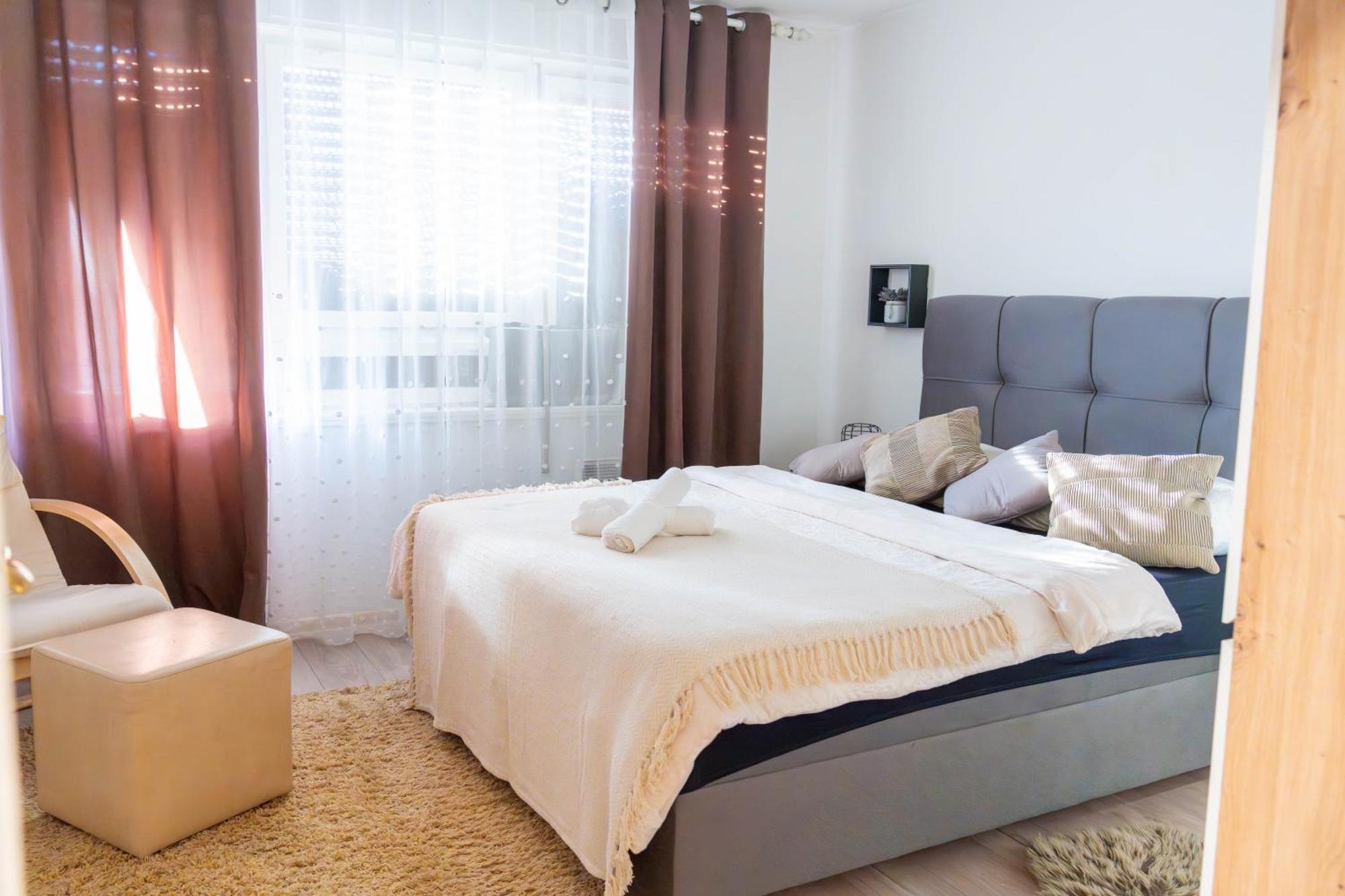 Apartman Lili Knin Extérieur photo