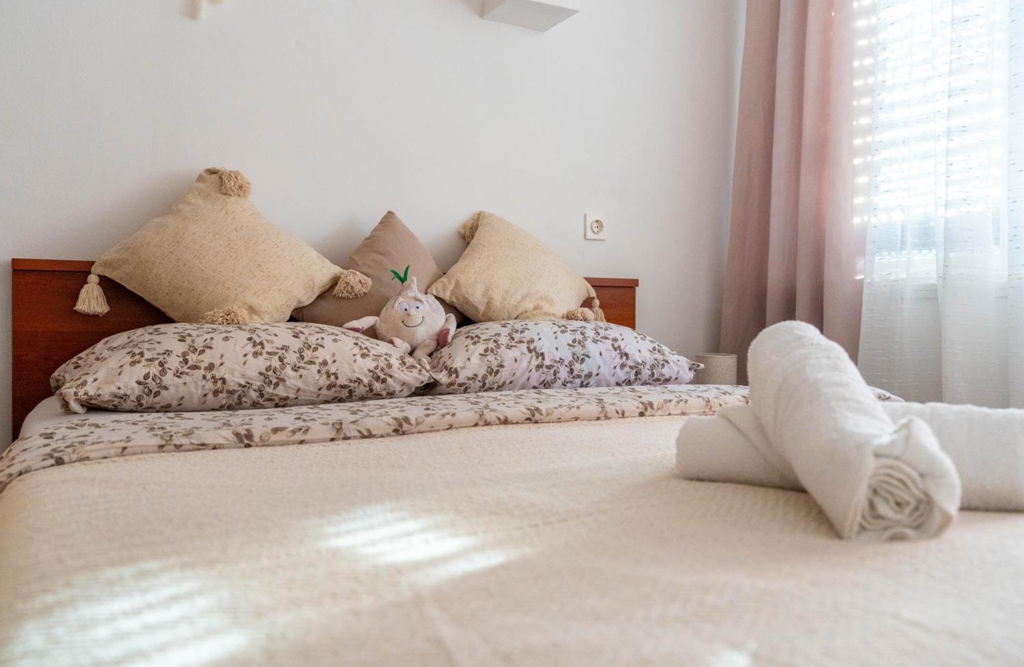 Apartman Lili Knin Extérieur photo