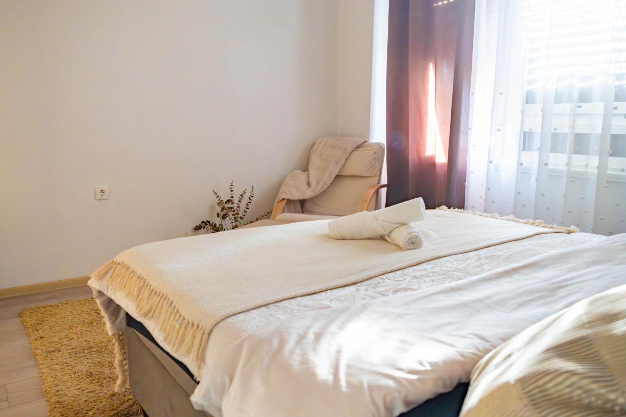 Apartman Lili Knin Extérieur photo